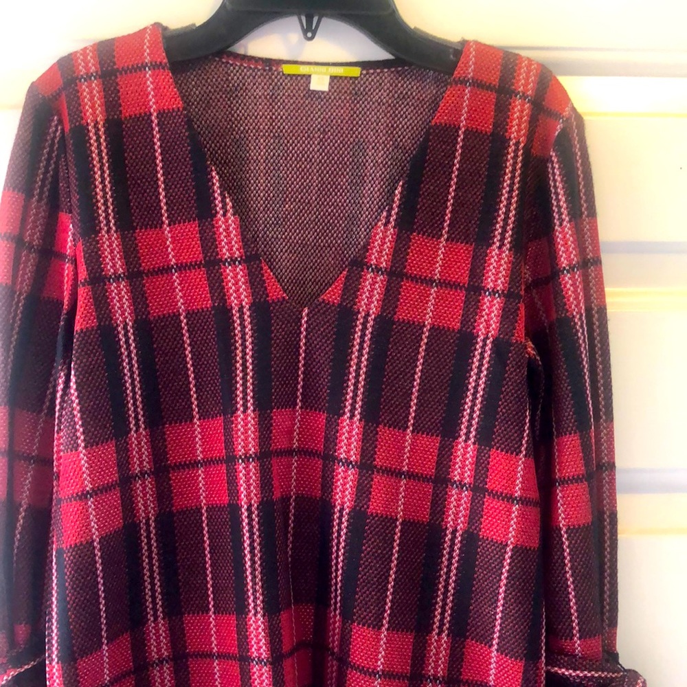 NWOT! Red, Black & White Plaid Top by Gianni Bini, size XS! Sits at waistline.